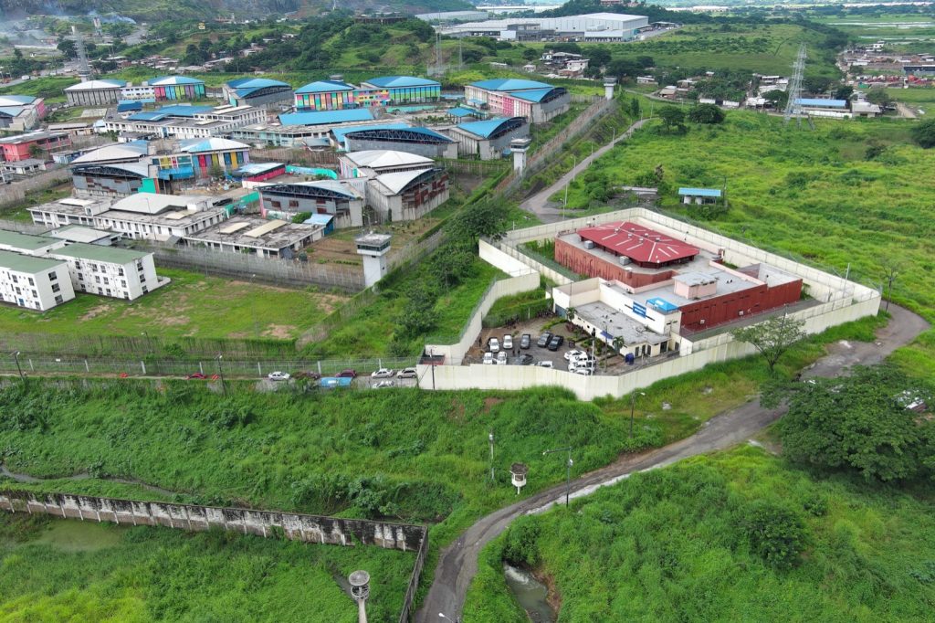 Tres presos muertos en un enfrentamiento en cárcel de máxima seguridad de Ecuador