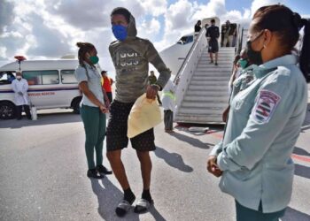 Llegan los primero cubanos repatriados a la Habanna desde EEUU