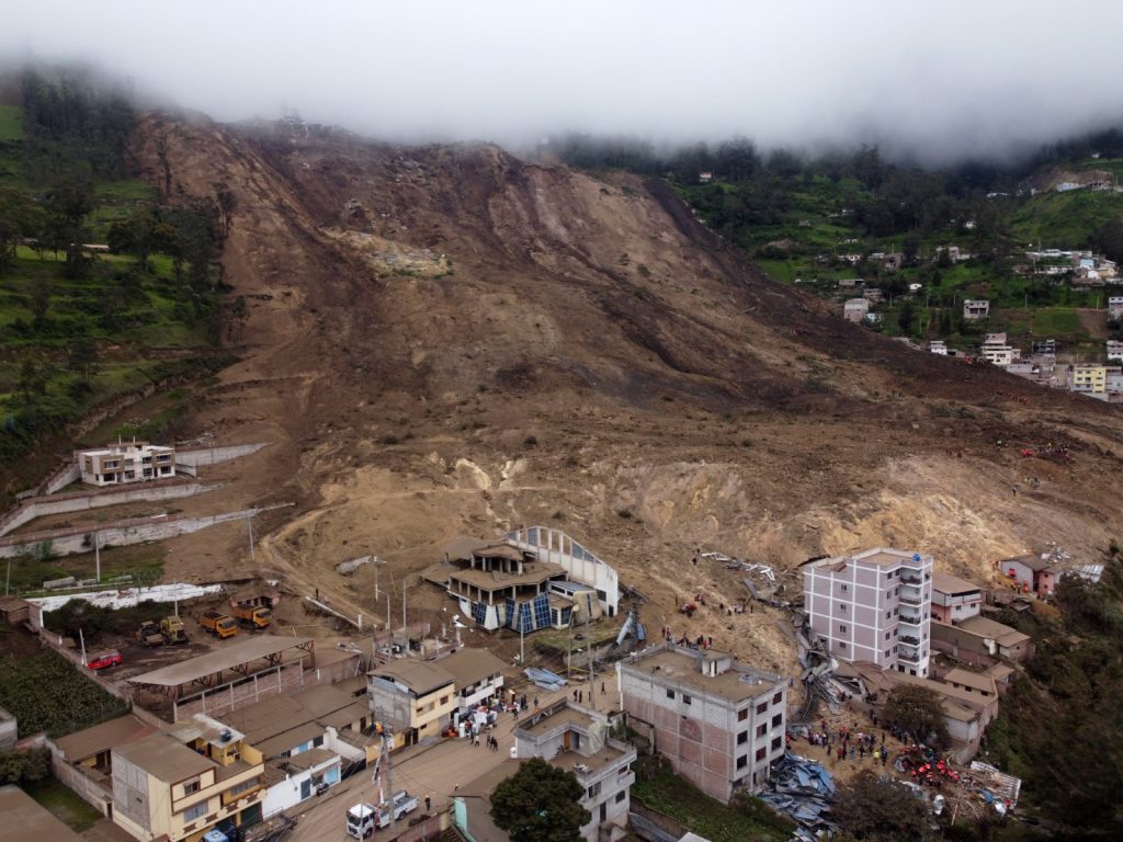Gigantesco deslave deja ya 27 muertos en Ecuador