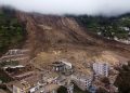Vista aérea después de un deslizamiento de tierra en Alausi, Ecuador el 27 de marzo de 2023. - Al menos 7 personas han muerto y otras 46 siguen desaparecidas después de un deslizamiento de tierra en el sur de Ecuador causado por meses de fuertes lluvias, dijo el gobierno. (Foto de Marcos PIN / AFP)