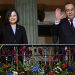La presidenta de Taiwán, Tsai Ing-wen (izquierda), y el presidente de Guatemala, Alejandro Giammattei, saludan desde un balcón en el Palacio de la Cultura en la Ciudad de Guatemala el 31 de marzo de 2023. - La presidenta de Taiwán, Tsai Ing-wen, llegó a Guatemala el viernes en una visita para reforzar los lazos con aliados cada vez más escasos después de un viaje a los Estados Unidos que enfureció a China. La visita de Tsai a Guatemala y su vecino centroamericano, Belice, se produce después de que Honduras se convirtiera en el último país en cortar las relaciones diplomáticas con Taipei a favor de Beijing. (Foto por Johan ORDONEZ / AFP)