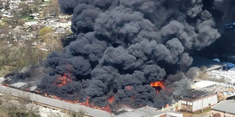 Miles de evacuados en EEUU por incendio en planta de reciclaje de plásticos