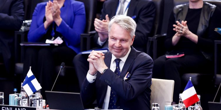 El ministro de Asuntos Exteriores de Finlandia, Pekka Haavisto, reacciona durante una reunión de ministros de Asuntos Exteriores del Consejo del Atlántico Norte (NAC) en la sede de la OTAN en Bruselas el 4 de abril de 2023. Foto: AFP