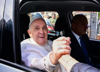 El Papa Francisco sale del hospital Gemelli el 1 de abril de 2023 en Roma, luego de ser dado de alta luego de un tratamiento por bronquitis. - El pontífice, de 86 años, ingresó en el hospital Gemelli el 29 de marzo tras sufrir dificultades respiratorias. (Foto de Tiziana FABI / AFP)