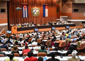 Vista del parlamento cubano en la primera sesión del nuevo gobierno del presidente Miguel Díaz-Canel, en el Palacio de Convenciones de La Habana, el 2 de junio de 2018. (Foto por AFP)