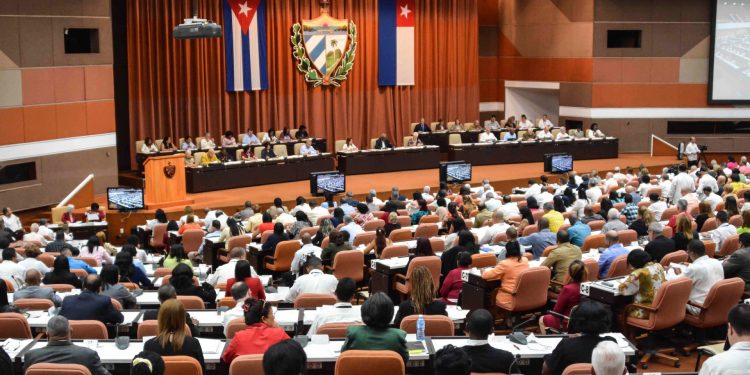 Vista del parlamento cubano en la primera sesión del nuevo gobierno del presidente Miguel Díaz-Canel, en el Palacio de Convenciones de La Habana, el 2 de junio de 2018. (Foto por AFP)