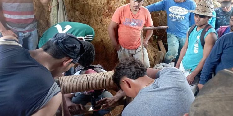 Compañeros de Edgar Saúl Granja intentado rescatarlo con vida del túnel. Foto: Santo Domingo Comunica