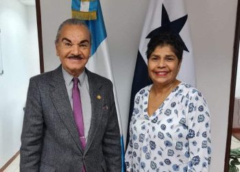 La nueva embajadora de Nicaragua en Panamá, Consuelo Snadoval (d) junto al embajador de Guatemala en el país canalero (i). Foto: Embajada de Guatemala en Panamá