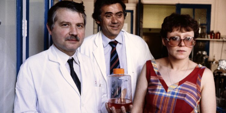 735 / 5.000 Resultados de traducción Resultado de traducción En esta fotografía de archivo tomada el 25 de abril de 1984, los profesores Jean-Claude Chermann (C), Francoise Barre-Sinoussi (R) y Luc Montagnier (L), quienes participaron en el descubrimiento del virus de inmunodeficiencia humana (VIH) que causa el SIDA. , posan en su laboratorio de investigación sobre el virus del SIDA en el Instituto Pasteur de París