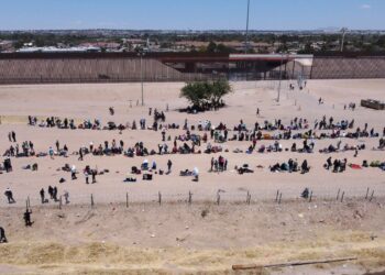 Vista aérea de migrantes acampando a orillas del Río Grande mientras esperan ser procesados por la Patrulla Fronteriza Sector El Paso, Texas, después de cruzar desde Ciudad Juárez, México el 9 de mayo de 2023.