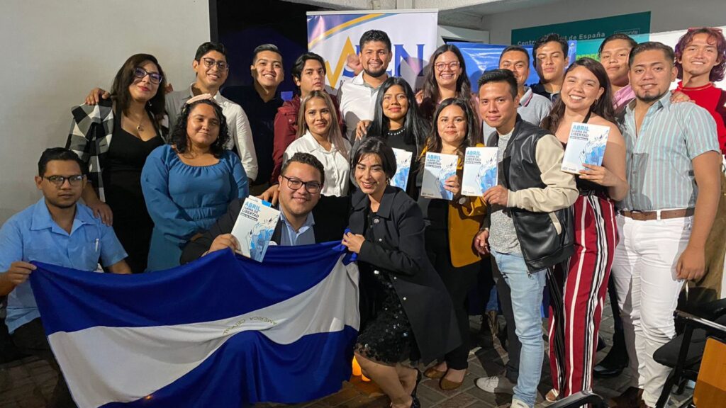 Organizaciones estudiantiles exiliadas lanzan el libro «Abril llama de Libertad»