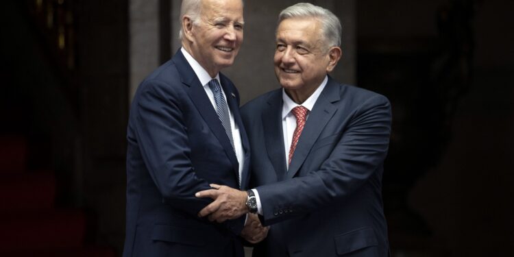 El presidente de México, Andrés Manuel López Obrador, saluda al presidente de los Estados Unidos, Joe Biden, durante una ceremonia oficial de bienvenida en el Palacio Nacional de la Ciudad de México el 9 de enero de 2023. (Foto de Jim WATSON / AFP)