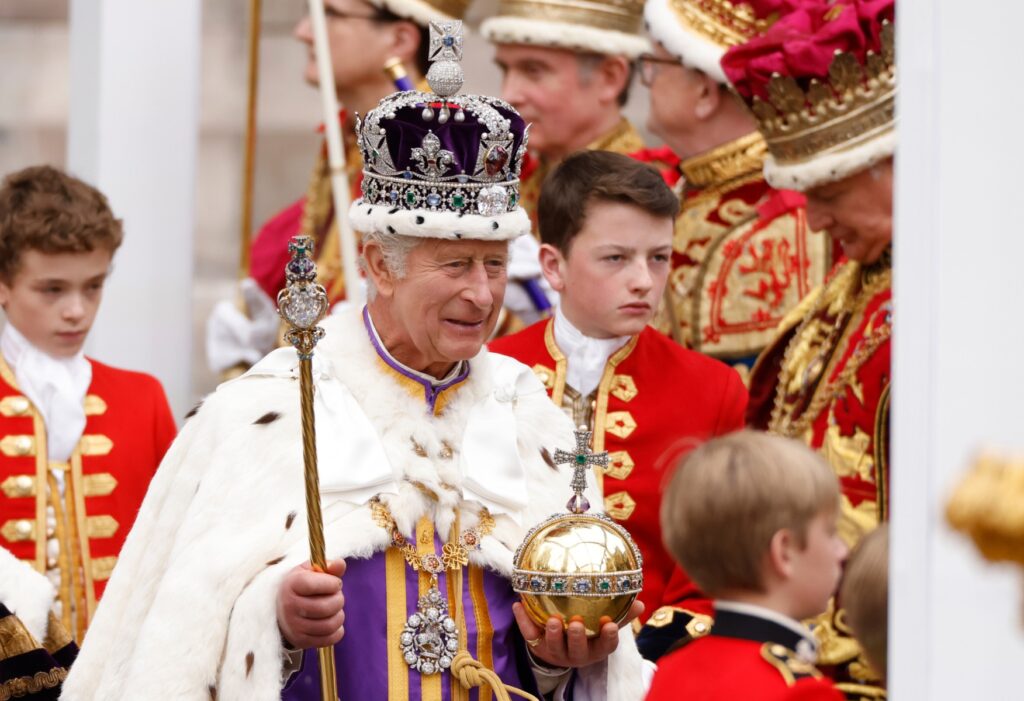 Carlos III es coronado en una histórica ceremonia en Londres