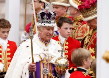 El rey Carlos III de Gran Bretaña, con la corona del estado imperial y el cetro y el orbe del soberano, sale de la Abadía de Westminster después de las ceremonias de coronación en el centro de Londres el 6 de mayo de 2023. Foto: AFP