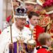 El rey Carlos III de Gran Bretaña, con la corona del estado imperial y el cetro y el orbe del soberano, sale de la Abadía de Westminster después de las ceremonias de coronación en el centro de Londres el 6 de mayo de 2023. Foto: AFP
