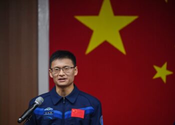 El experto en carga útil de Taikonauts Gui Haichao de la misión de vuelo espacial tripulado Shenzhou-16 habla durante una conferencia de prensa en el Centro de Lanzamiento de Satélites de Jiuquan, ubicado en el borde del desierto de Bataan Jaran, en la provincia noroccidental china de Gansu, el 29 de mayo de 2023. (Foto de Héctor RETAMAL / AFP)