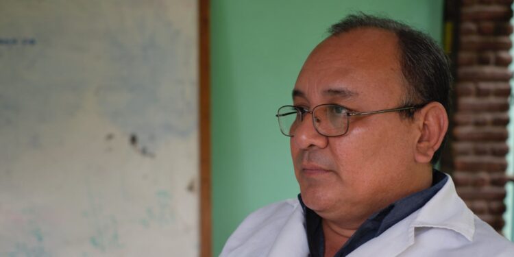 Doctor José Luis Borgen obligado a firmar diario a la Policía. Foto: Artículo 66 / Confidencial