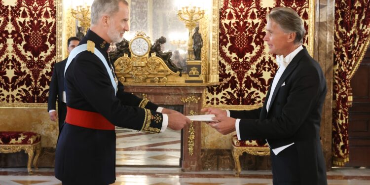 El Italiano Maurizio Carlo Gelli, nacionalizado Nicaragunse, presenta credenciales ante el Rey de España.