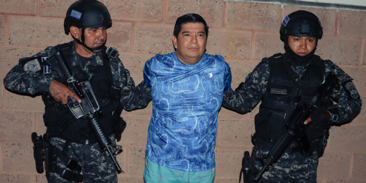 Arrestan al presidente del club de fútbol Alianza por estampida en estadio de El Salvador