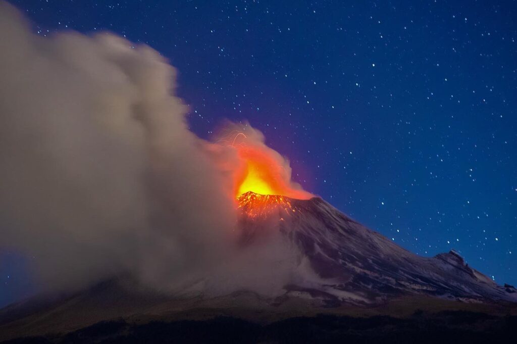 Elevan nivel de alerta en México por actividad del volcán Popocatépetl