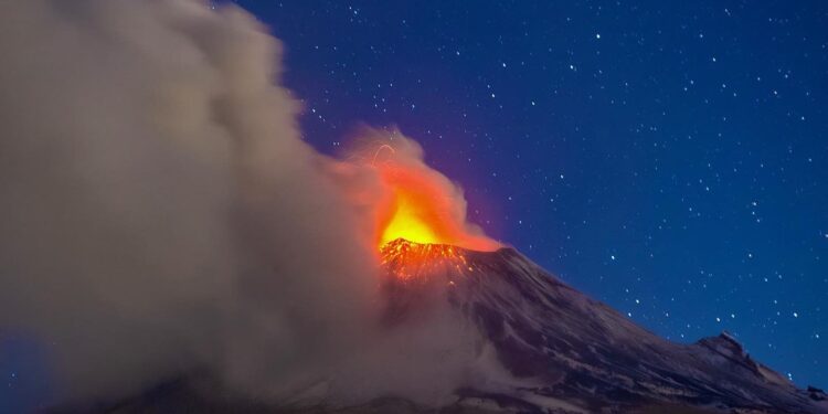 Elevan nivel de alerta en México por actividad del volcán Popocatépetl