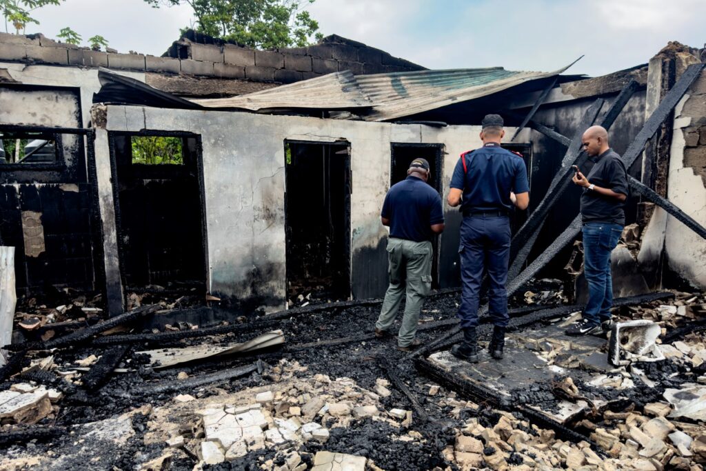 Al menos 19 jóvenes mueren en incendio en dormitorio de escuela de Guyana