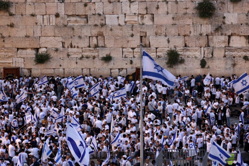 Miles de israelitas celebran la «marcha de las banderas» en plena tensión con Gaza