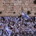 388 / 5.000 Resultados de traducción Resultado de traducción Los israelíes ondean banderas nacionales mientras se reúnen en el Muro Occidental en la Ciudad Vieja de Jerusalén durante la 'marcha de banderas' israelí para conmemorar el "Día de Jerusalén", el 18 de mayo de 2023. - La policía y los residentes de Jerusalén se preparan para los ministros extremistas y sus partidarios para reunirse el 18 de mayo en una marcha anual con banderas en conmemoración de la captura de la Ciudad Vieja por parte de Israel. (Foto de GIL COHEN-MAGEN / AFP)