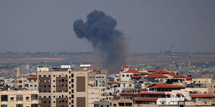 El humo se eleva luego de un ataque israelí en la ciudad de Gaza, el 10 de mayo de 2023. El ejército de Israel y los militantes de Gaza intercambiaron fuertes disparos transfronterizos en la peor escalada de violencia mortal en el territorio costero palestino en meses.