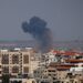 El humo se eleva luego de un ataque israelí en la ciudad de Gaza, el 10 de mayo de 2023. El ejército de Israel y los militantes de Gaza intercambiaron fuertes disparos transfronterizos en la peor escalada de violencia mortal en el territorio costero palestino en meses.