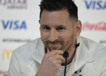 En esta foto de archivo tomada el 21 de noviembre de 2022, el delantero argentino Lionel Messi da una conferencia de prensa en el Centro Nacional de Convenciones de Qatar (QNCC) en Doha.
