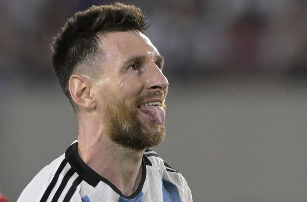 En esta foto de archivo tomada el 24 de marzo de 2023, el delantero argentino Lionel Messi reacciona después de que su tiro libre golpeó el travesaño durante el partido amistoso de fútbol entre Argentina y Panamá en el estadio Monumental de Buenos Aires.