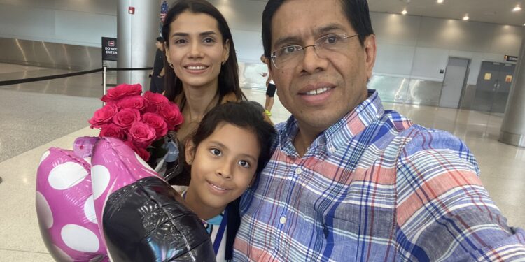 Miguel Mendoza se reencuentra con su familia en Miami después de 684 días separados. Foto: Tomada de la cuenta de Twitter de Miguel Mendoza
