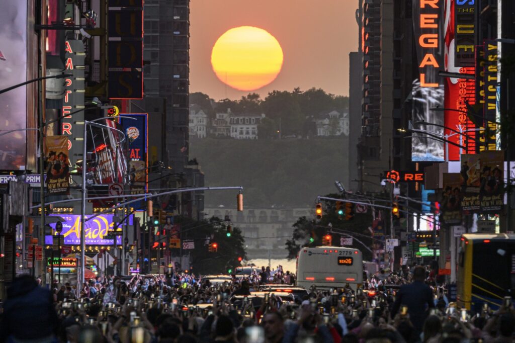 Nueva york disfruta de un espectáculo, el sol se oculta entre sus rascacielos