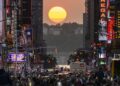 El Sol se pone alineado con las calles de Manhattan que corren de este a oeste, también conocidas como Manhattanhenge, en la ciudad de Nueva York el 30 de mayo de 2023. - Manhattanhenge ocurre aproximadamente los mismos dos días en mayo y luego nuevamente dos días en julio cada año. (Foto de Ed JONES / AFP)