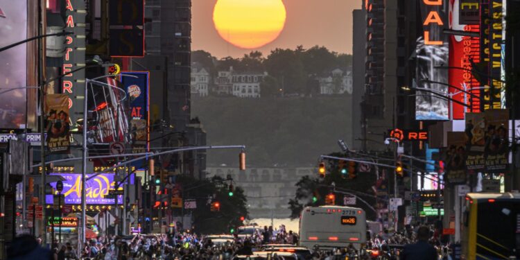 El Sol se pone alineado con las calles de Manhattan que corren de este a oeste, también conocidas como Manhattanhenge, en la ciudad de Nueva York el 30 de mayo de 2023. - Manhattanhenge ocurre aproximadamente los mismos dos días en mayo y luego nuevamente dos días en julio cada año. (Foto de Ed JONES / AFP)