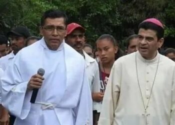Policía secuestra a sacerdote Jaime Montesinos y lo acusa de «menoscabo»