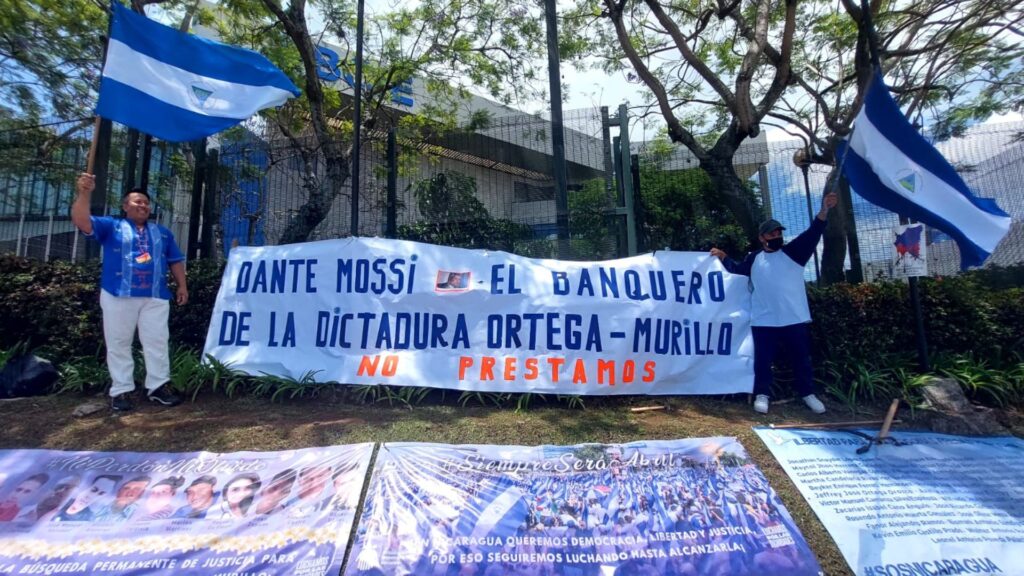 Opositores demandan a gobernadores del BCIE a que cese financiamiento a la dictadura de Ortega. Foto: Artículo 66 / Noel Miranda