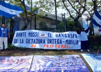 Opositores demandan a gobernadores del BCIE a que cese financiamiento a la dictadura de Ortega. Foto: Artículo 66 / Noel Miranda
