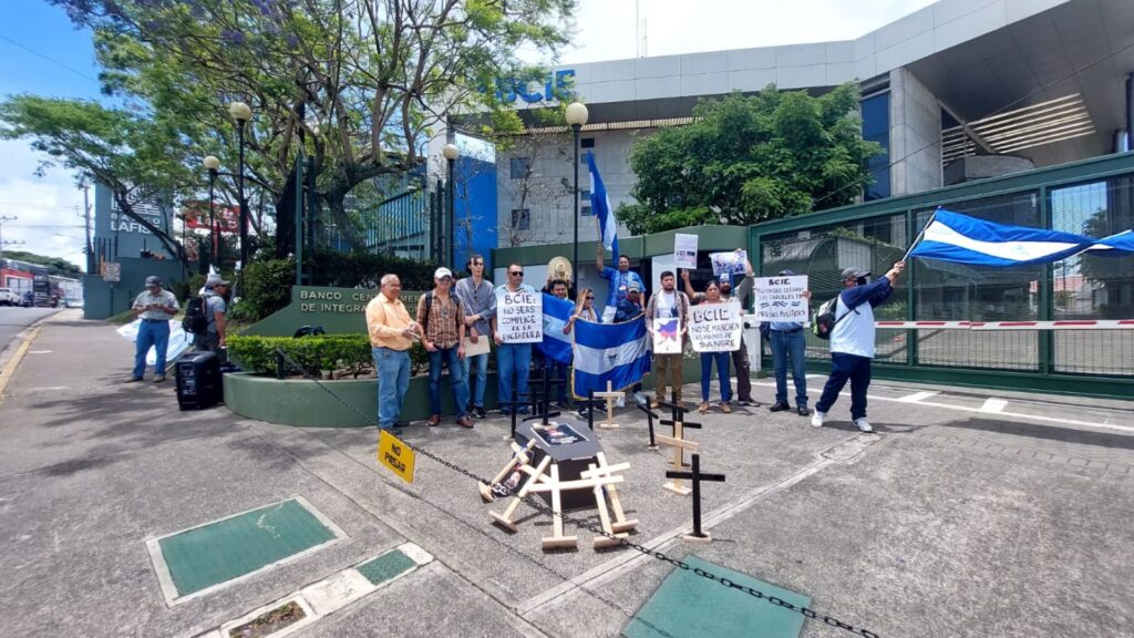 Opositores demandan a gobernadores del BCIE a que cese financiamiento a la dictadura de Ortega. Foto: Artículo 66 / Noel Miranda 