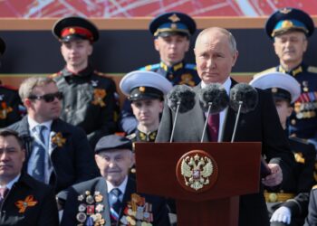 El presidente ruso Vladimir Putin da un discurso durante el desfile militar del Día de la Victoria en la Plaza Roja en el centro de Moscú el 9 de mayo de 2023. - Rusia celebra el 78 aniversario de la victoria sobre la Alemania nazi durante la Segunda Guerra Mundial. (Foto de Gavriil GRIGOROV / SPUTNIK / AFP)