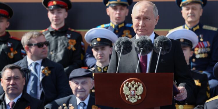 El presidente ruso Vladimir Putin da un discurso durante el desfile militar del Día de la Victoria en la Plaza Roja en el centro de Moscú el 9 de mayo de 2023. - Rusia celebra el 78 aniversario de la victoria sobre la Alemania nazi durante la Segunda Guerra Mundial. (Foto de Gavriil GRIGOROV / SPUTNIK / AFP)