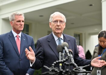 El líder de la minoría del Senado, Mitch McConnell (R-KY), y el presidente de la Cámara de Representantes de los EE. UU., Kevin McCarthy (R-CA), hablan con miembros de los medios de comunicación luego de una reunión sobre el límite de la deuda con el presidente de los EE. UU., Joe Biden, en la Casa Blanca en Washington. DC, el 16 de mayo de 2023. (Foto de Mandel NGAN / AFP)