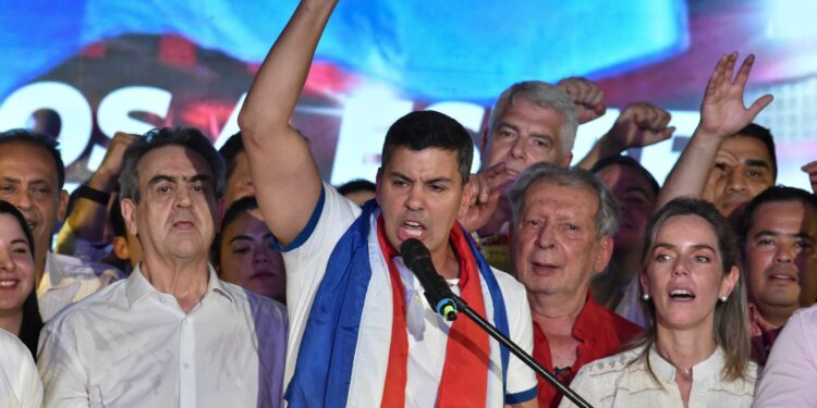 Santiago Peña gana la presidencia de Paraguay. Foto: AFP