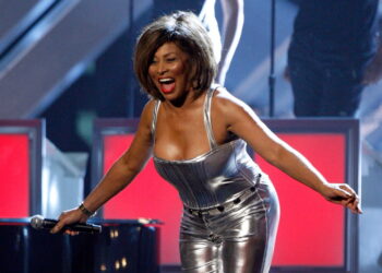 LOS ÁNGELES, CA - 10 DE FEBRERO: La cantante Tina Turner actúa en el escenario durante la 50ª entrega anual de los premios Grammy celebrada en el Staples Center el 10 de febrero de 2008 en Los Ángeles, California.