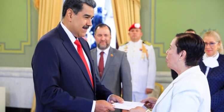 Daysi Torres presenta credenciales como embajadora de Ortega en Venezuela.