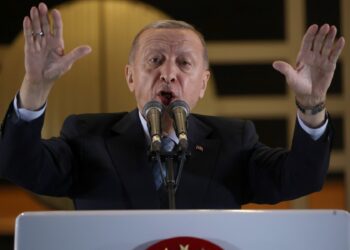 El presidente turco, Tayyip Erdogan, se dirige a sus seguidores tras su victoria en la segunda vuelta de las elecciones presidenciales en el Palacio Presidencial de Ankara a primeras horas del 29 de mayo de 2023. (Foto de Adem ALTAN / AFP)