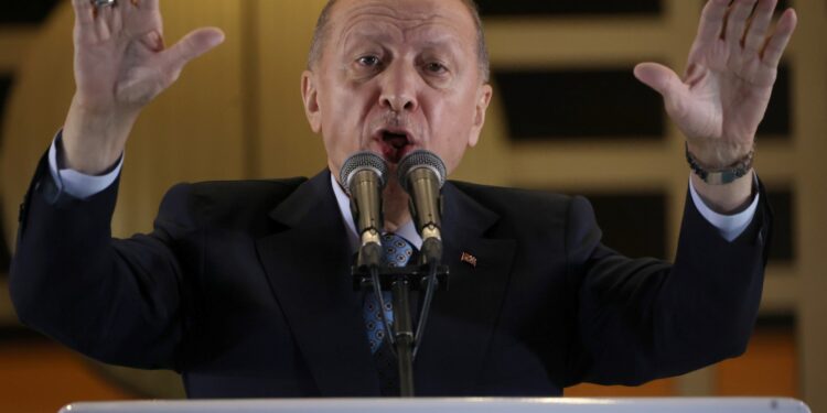 El presidente turco, Tayyip Erdogan, se dirige a sus seguidores tras su victoria en la segunda vuelta de las elecciones presidenciales en el Palacio Presidencial de Ankara a primeras horas del 29 de mayo de 2023. (Foto de Adem ALTAN / AFP)