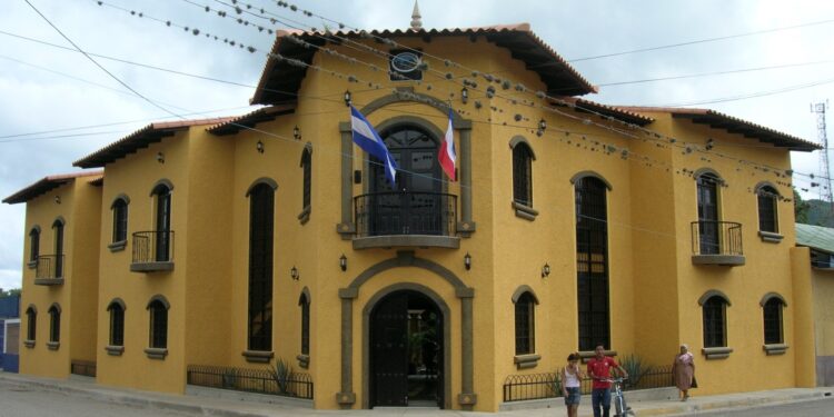 El actual edificio de la Alcaldía del municipio de Somoto, en Madriz, fue construido con estilo colonial por gestiones de fondos de Ana María Urchueguía Asensio, exalcaldesa de Lasarte-Oria, en España. Foto: VEL / Artículo 66
