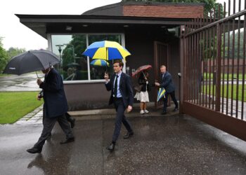 Empleados de la embajada sueca salen de los terrenos de la misión diplomática en Moscú el 25 de mayo de 2023. - Moscú dijo el 25 de mayo de 2023 que expulsaría a cinco diplomáticos suecos y cerraría el consulado general de Rusia en Gotemburgo y la misión diplomática de Suecia en San Petersburgo.